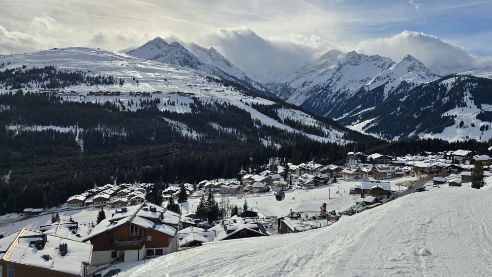 Königsleiten in de winter met uitzicht op het dorp.